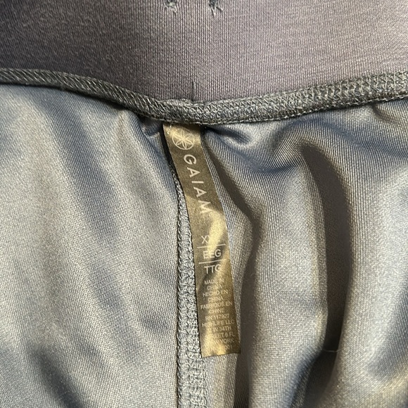 Ladies Gaiam Leggings with side pockets. Size XXL - Picture 4 of 5